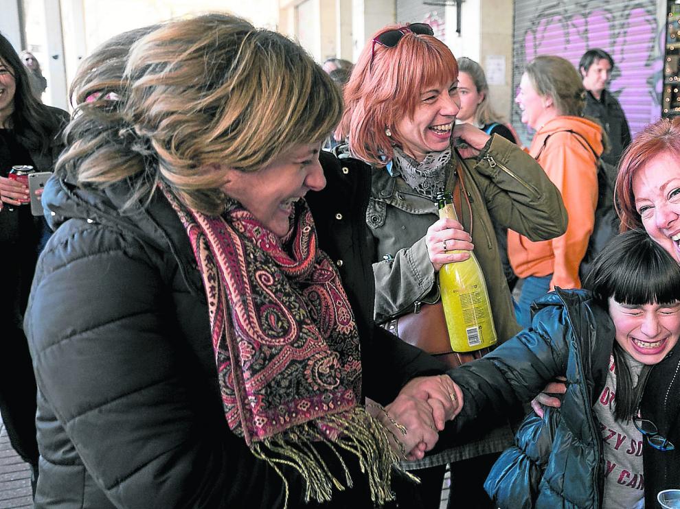 Varias clientas de la papelería Wodan del barrio zaragozano de San José, que vendió una serie en participaciones de cinco euros, celebran con cava el premio Gordo.