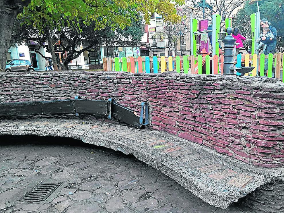 Lavado de cara de la plaza de Salamero. El Ayuntamiento vendió en mayo la remodelación de la céntrica plaza, en la que se introdujeron rampas y se mejoraron los bancos y los muretes de ladrillo. Se invirtieron 120.000 euros, pero las deficiencias aún son notables.