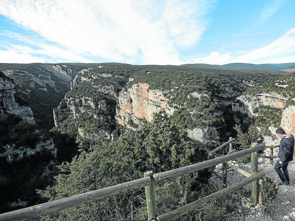 Pedro Palacio en el Mirador del Vero. Al fondo, en el centro de la imagen, el barranco Basender.
