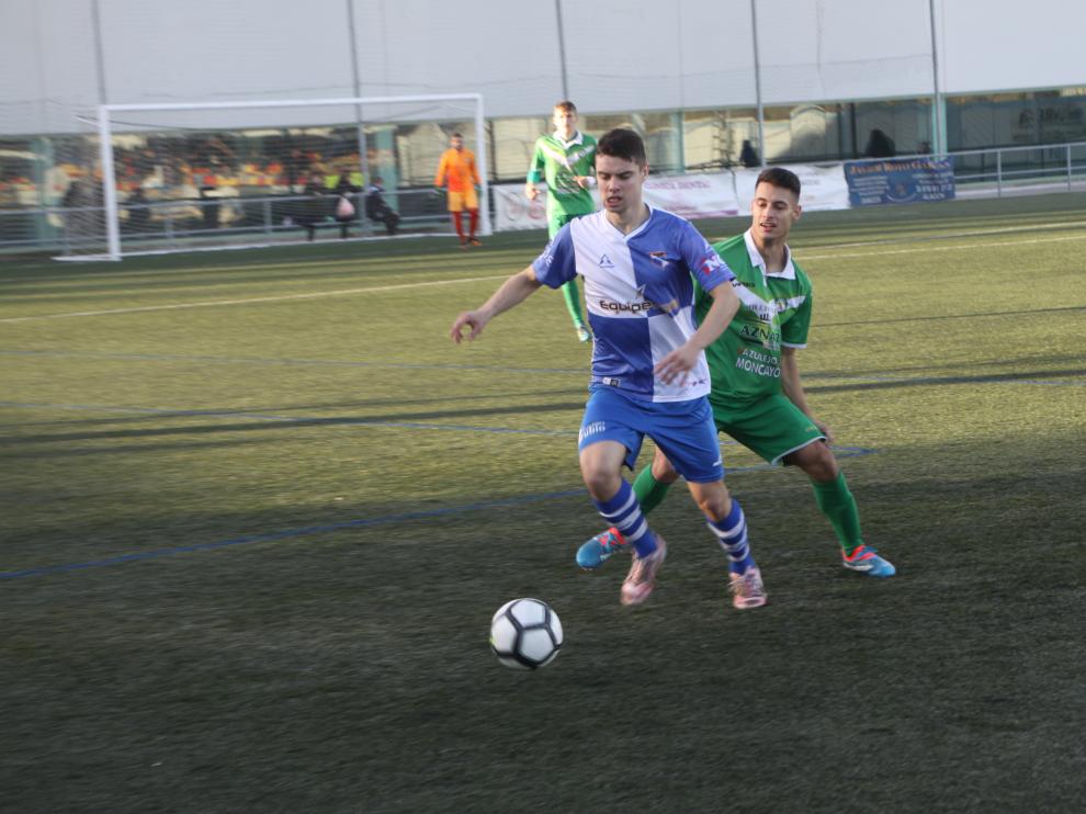 Una acción del lance del partido entre el Villa de Alagón y el Cuarte.
