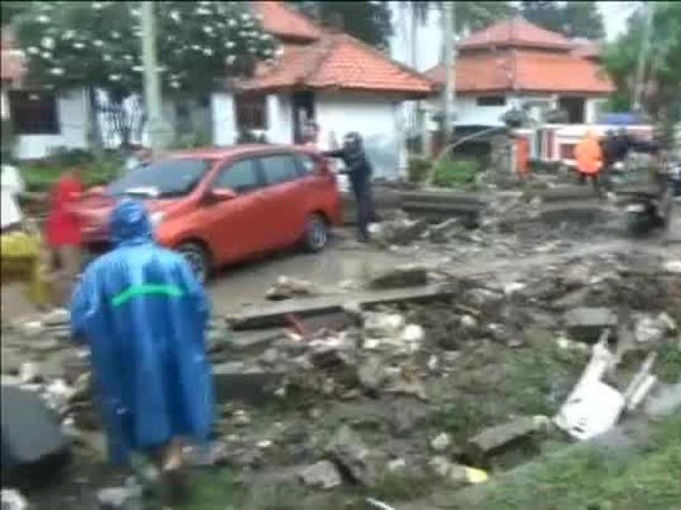 Ascienden a al menos 222 muertos y 843 heridos por un tsunami en Indonesia