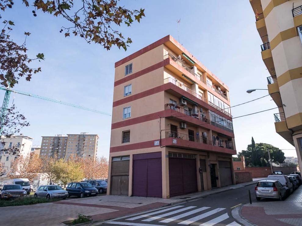 El cadáver fue hallado en una maleta en un piso de la calle Vía Verde, en el barrio Oliver.