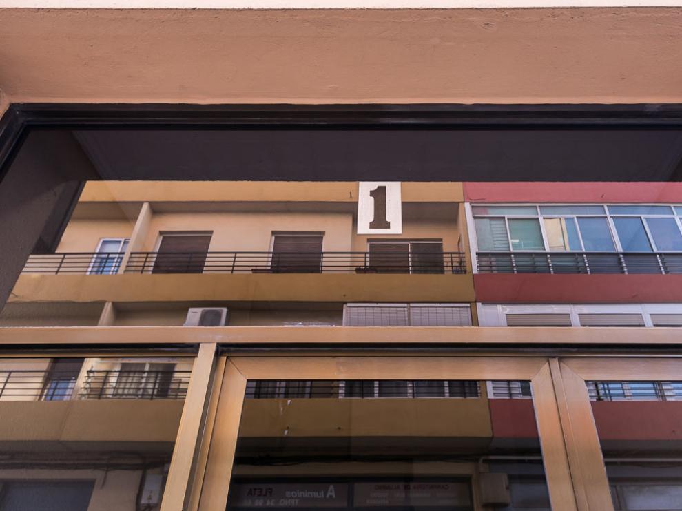 El cadáver apareció en un piso de la calle Vía Verde, en el barrio Oliver.