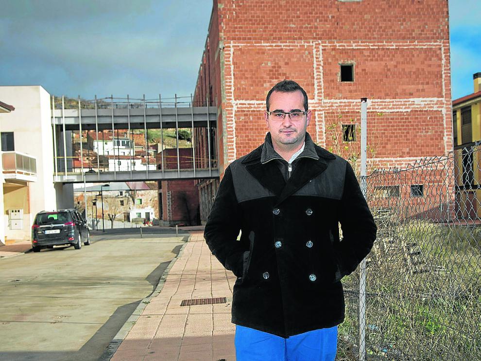 Enrique Felices posa ante la residencia de ancianos de Herrera, que se encuentra "en espera".