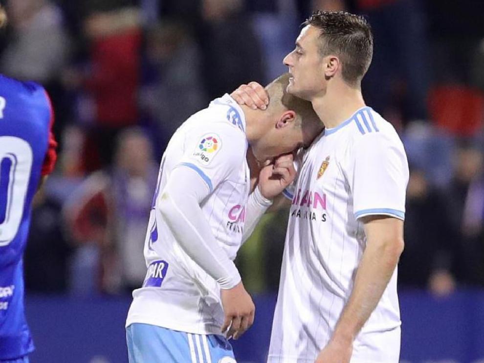 Pombo, en llanto por la emoción de la victoria, se apoya en Lasure a la conclusión del partido ante el Extremadura.