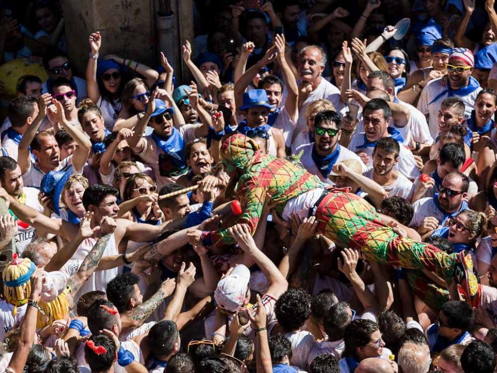27 de agosto. Tarazona vibra con el Cipotegato. Sergio Motilva abrió las fiestas bajo una intensa lluvia de tomates y ante 12.000 personas