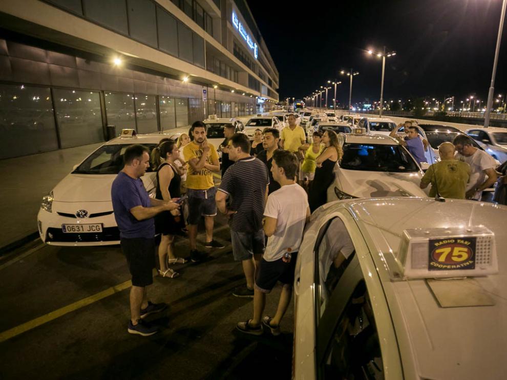 29 de julio. Los taxistas inician una huelga indefinida que amenaza con dejar a Zaragoza sin servicio. El colectivo pide la limitación de las licencias VTC