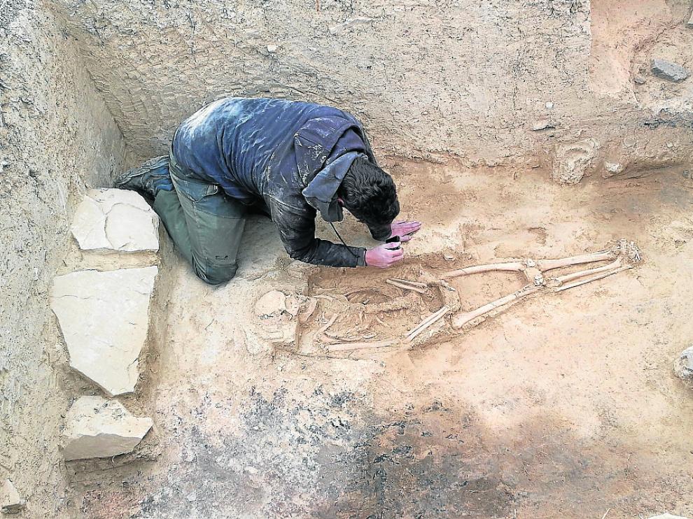 Uno de los miembros del equipo de investigación trabajando en el hallazgo de Sofuentes.