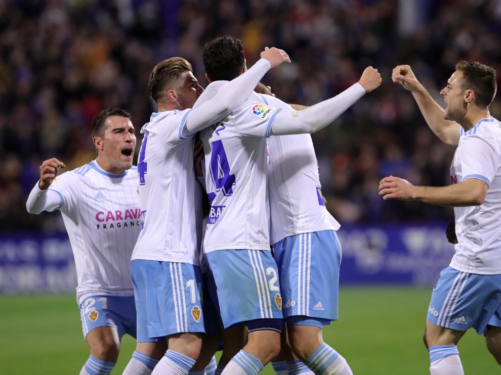 Los jugadores del Real Zaragoza celebran el primer gol ante el Extremadura.