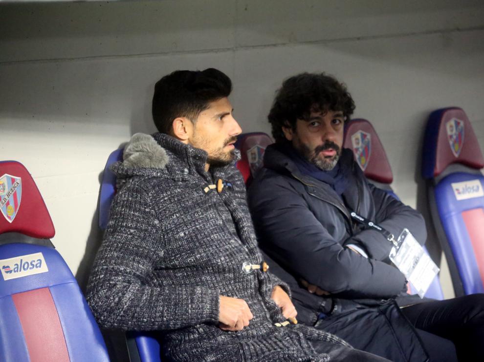 Emilio Vega (a la derecha de la imagen), director deportivo de la SD Huesca, junto a Aguilera.