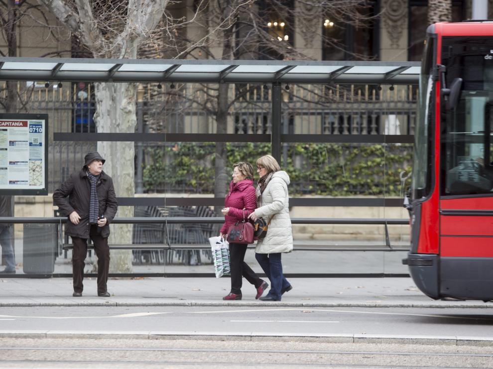 Un autobús urbano, en una de las paradas de la plaza de Aragón.