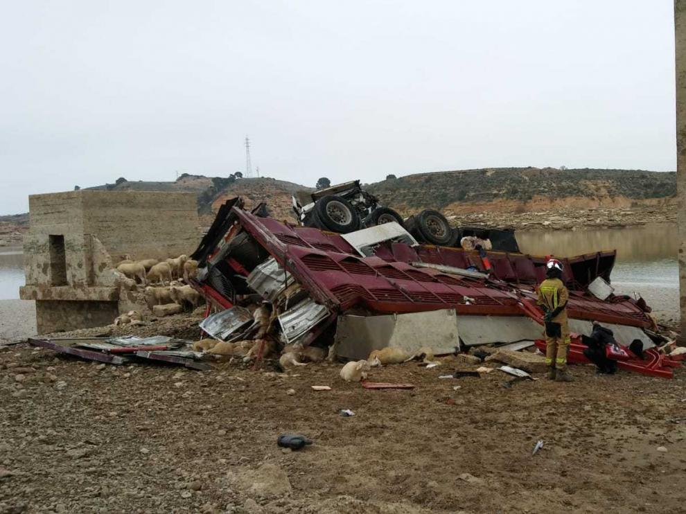 Imagen del camión que conducía el fallecido junto a las ovejas.