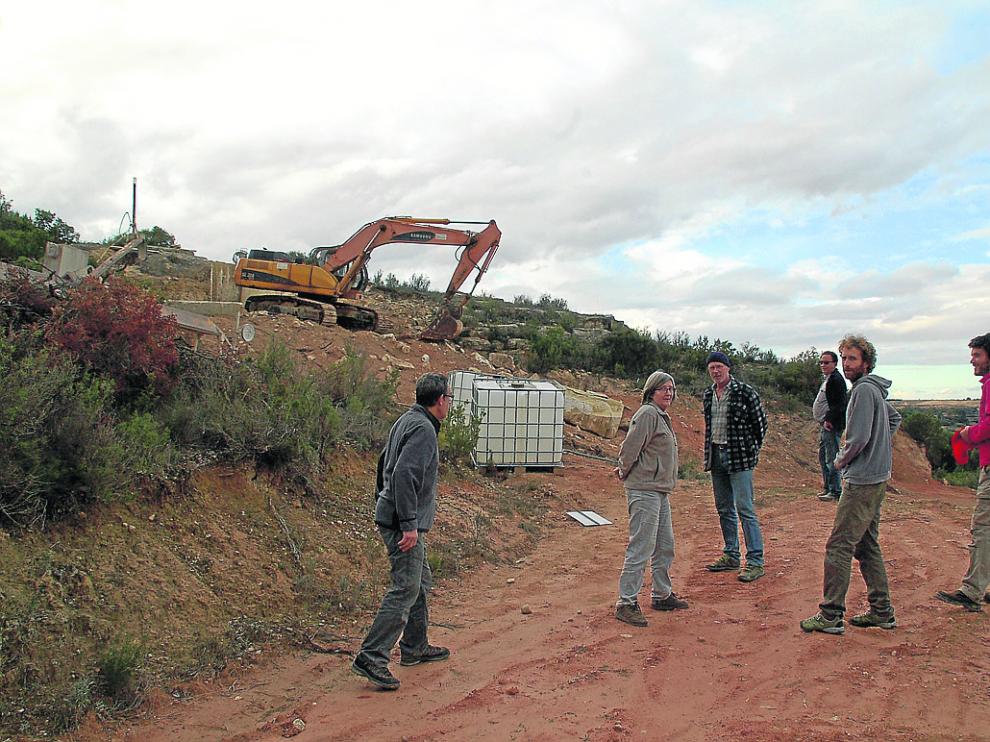 Algunos de los denunciantes de la Asociación de Vecinos, junto a la cantera de piedra arenisca