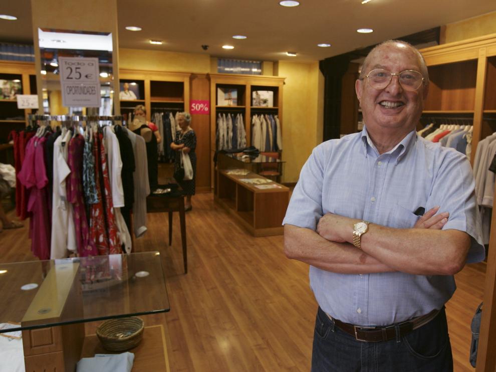 José Luis Rodrigo López en la tienda del Coso Bajo de Huesca en agosto de 2011.