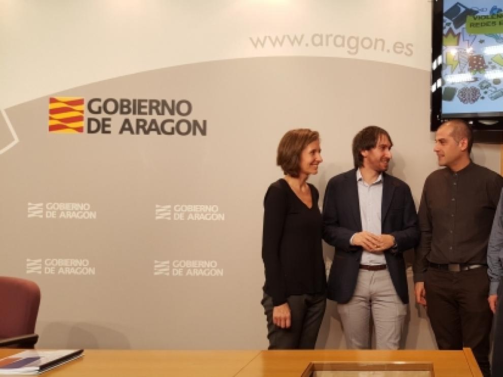 Adrián Gimeno, el segundo por la izquierda, junto a los autores del estudio.