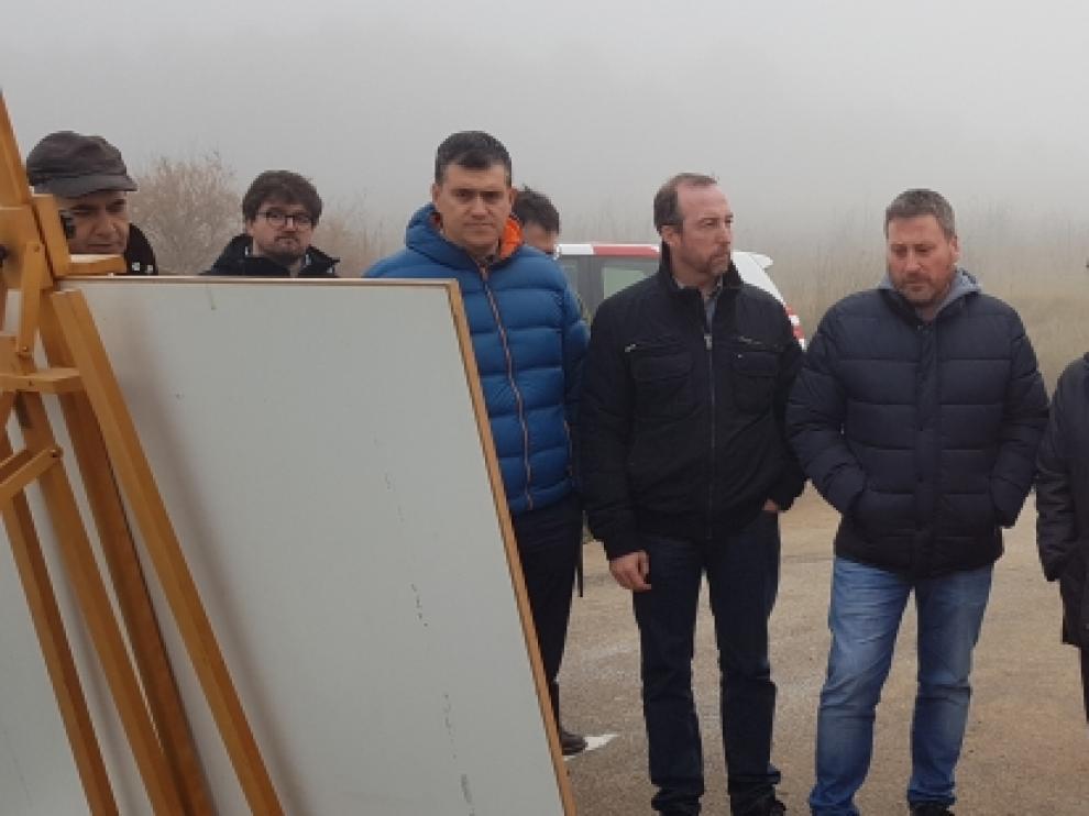 Soro visita las obras de mejora del firme de la carretera de Apiés