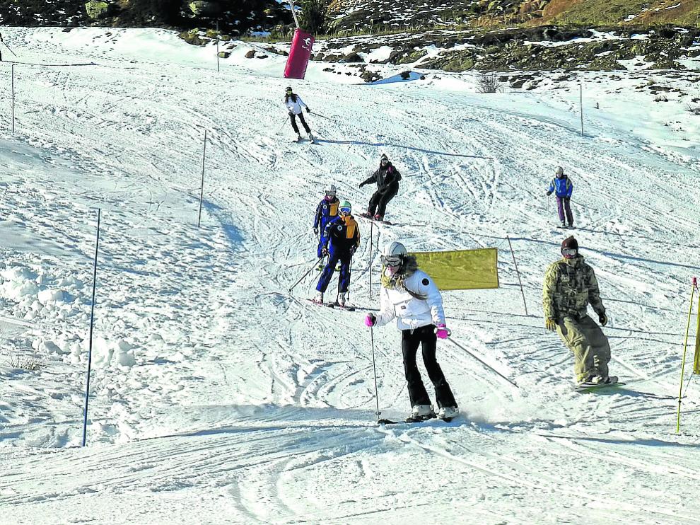 Esquiadores disfrutado en Formigal de una jornada soleada