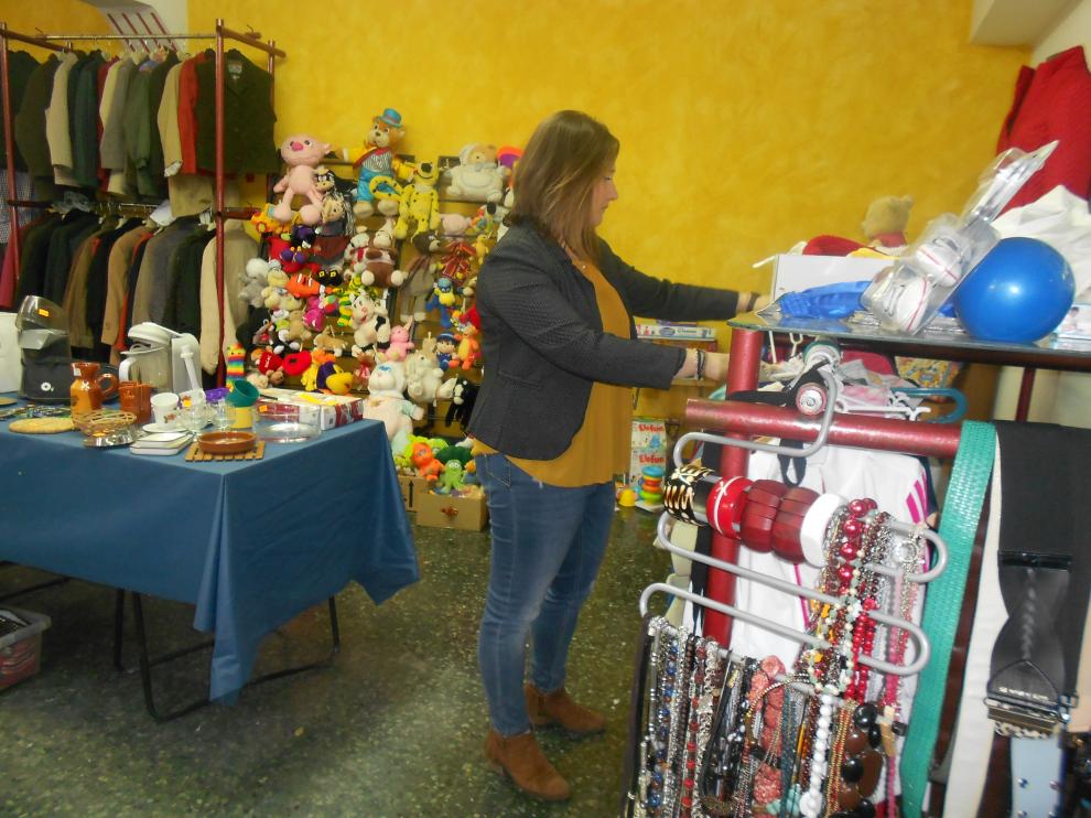 Ana Vázquez ordena los productos del rastrillo de APATA.