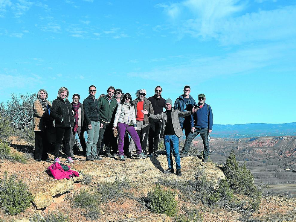 Carlos Núñez adelantado, con un grupo de visitantes durante la excursión al santuario de Peñalba.