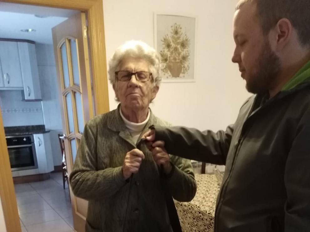 Una vecina de Lalueza recibe el menú diario a domicilio