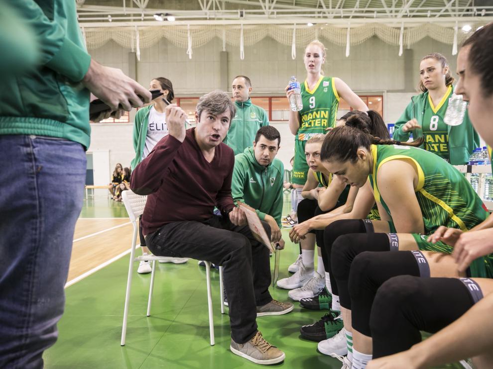 El técnico del Mann Filter, Fabián Téllez, da instrucciones en un partido