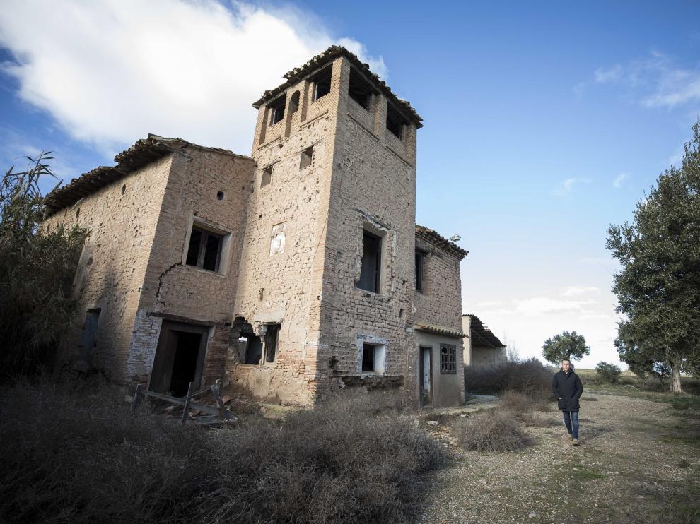 El alcalde de Mallén, Rubén Marco, junto a la casa que inspiró a Javier Fesser para 'El milagro de P. Tinto'.