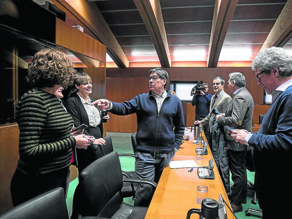 Arturo Aliaga, ayer en las Cortes de Aragón junto al resto de grupos parlamentarios.