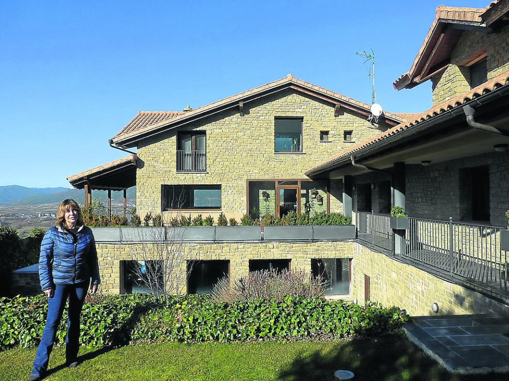 Miriam del Valle delante de la casa Barosol, en Barós (Jaca), donde alquila dos apartamentos.