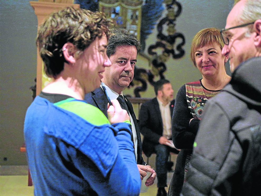 El alcalde, de frente, con tres de los cuatro concejales de Cambiar antes del pleno.