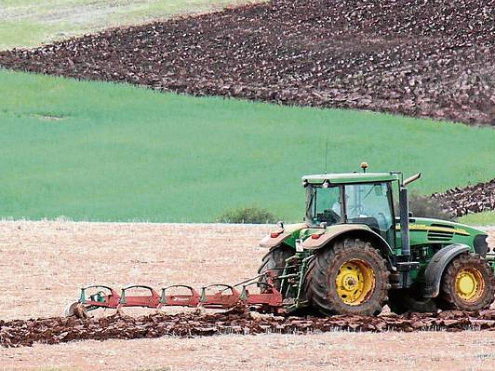 Foto de archivo de un agricultor preparando la tierra para la siembra.