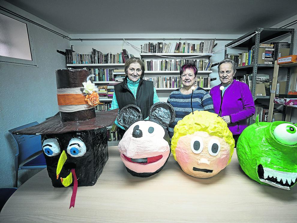 Pascuala Royo, Gloria Bonilla y Rosa García, con algunas de las creaciones más festivas del taller de manualidades.