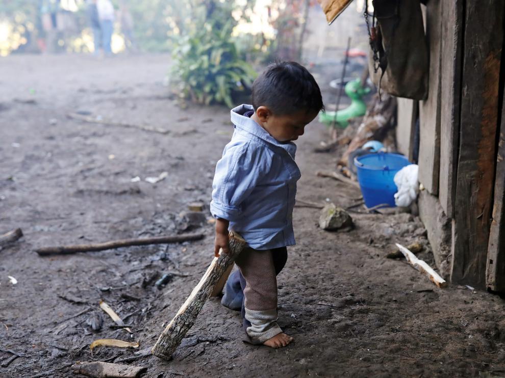 Oliver Gómez, el hermano del niño guatemalteco muerto bajo custodia de los Estados Unidos, en su hogar en Guatemala