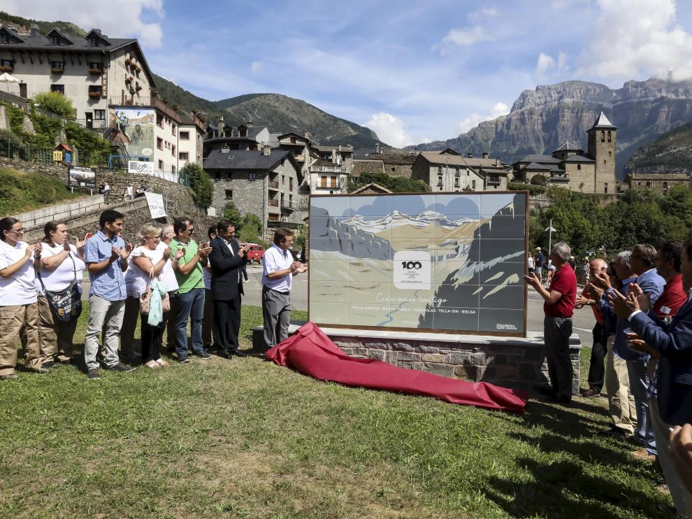 El 16 de agosto, coincidiendo con la conmemoración del centenario, se descubrió un mural en el parquin de Torla