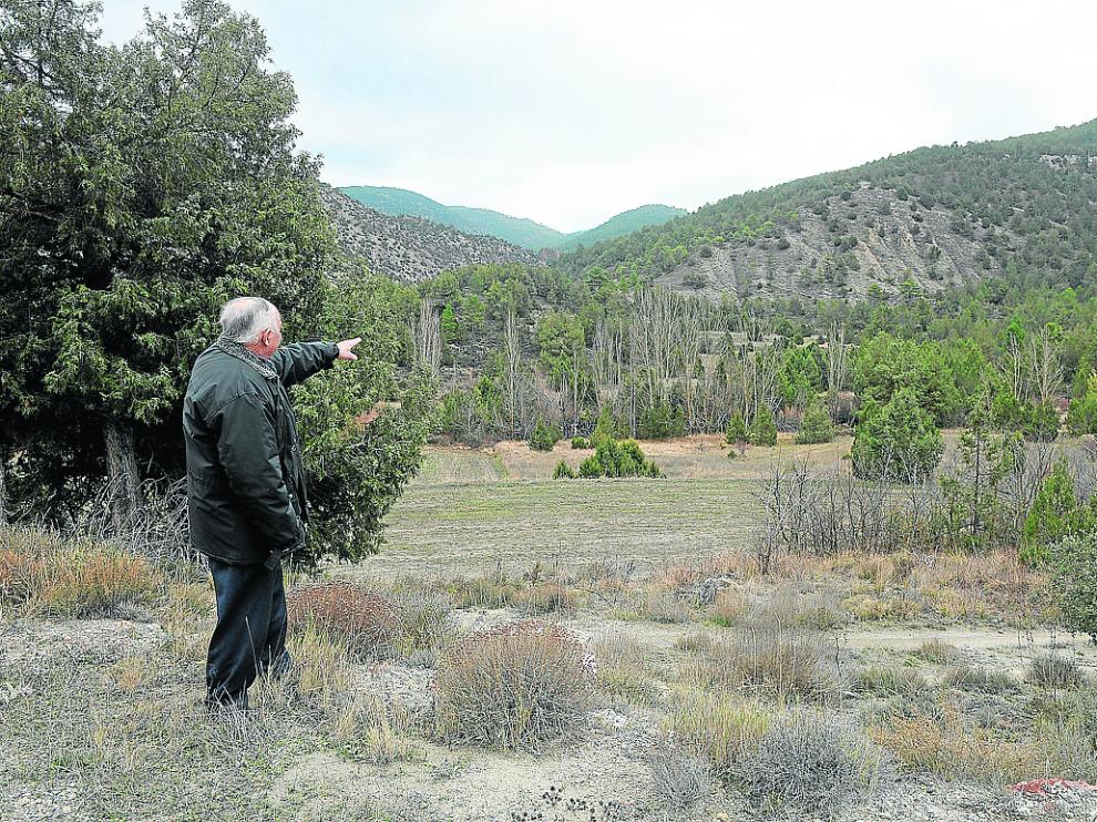 El alcalde de Camarena, Ramón Gimeno, en el emplazamiento previsto para la embotelladora.