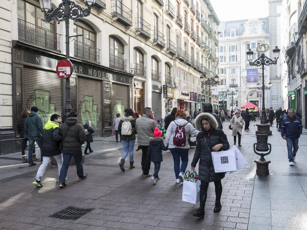 Los aragoneses aprovecharon ayer para hacer las últimas compras. En la foto, el centro de Zaragoza.