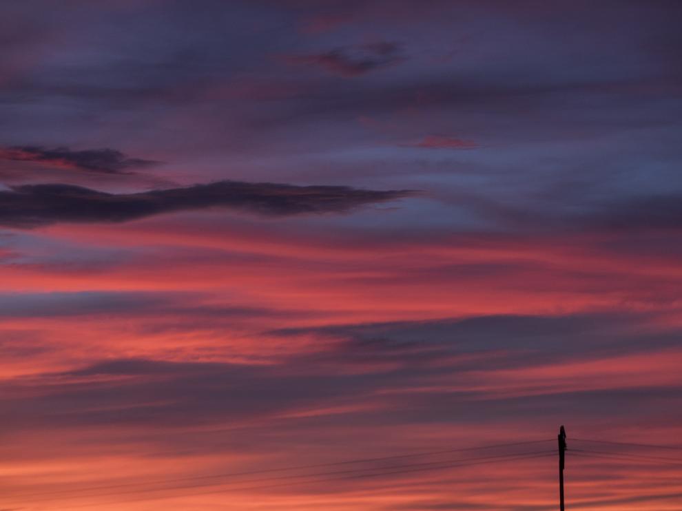 Atardecer de diciembre, casi pictórico, plasmado en el cielo lecerano.