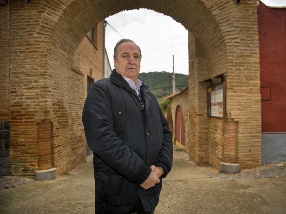 El alcalde de Encinacorba, Jesús Martín Casanova, junto a la fuente de la localidad.
