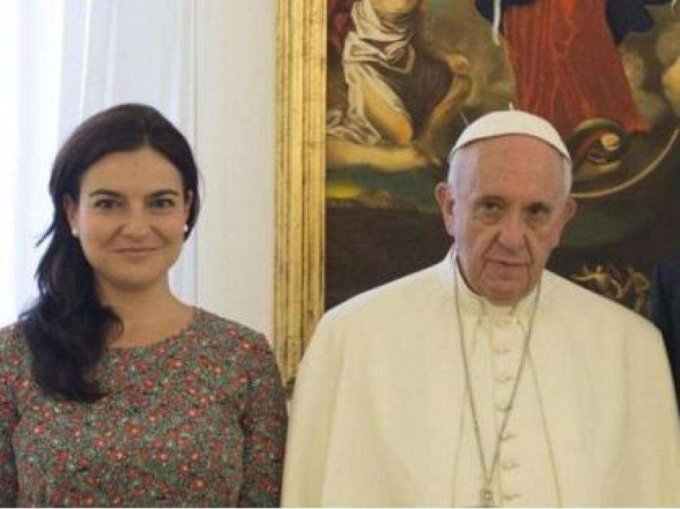 El papa Francisco, junto a los dos portavoces que han dimitido