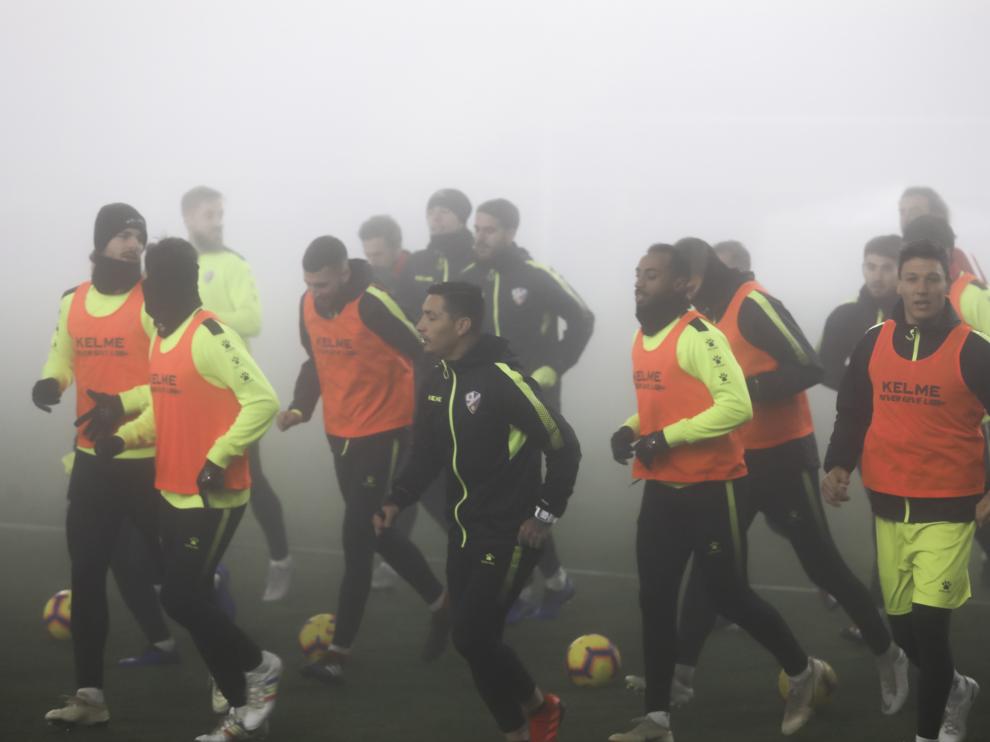 Los jugadores de la SD Huesca comienzan a correr.