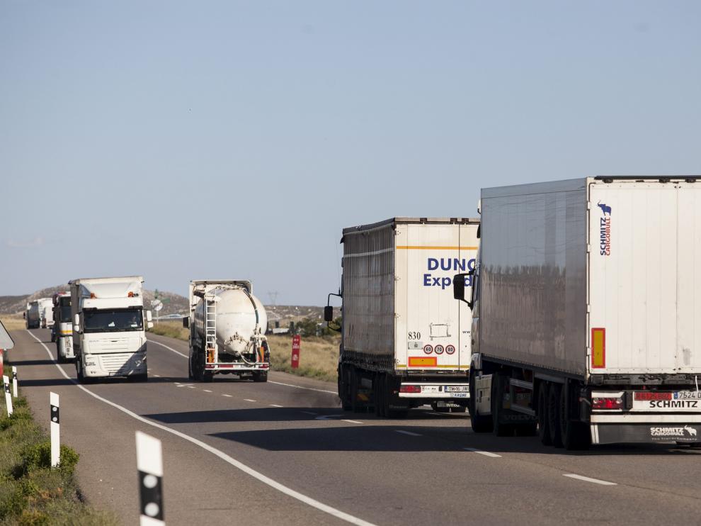 Circulación de camiones en la carretera N-II cerca de Pina.
