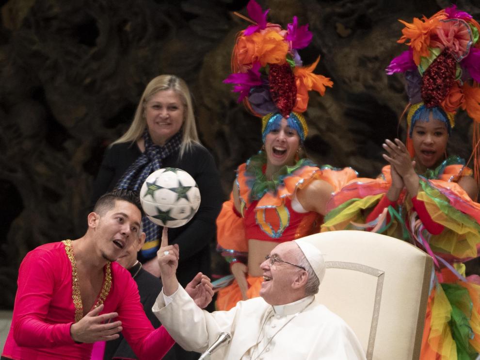El Papa haciendo malabares con un balón