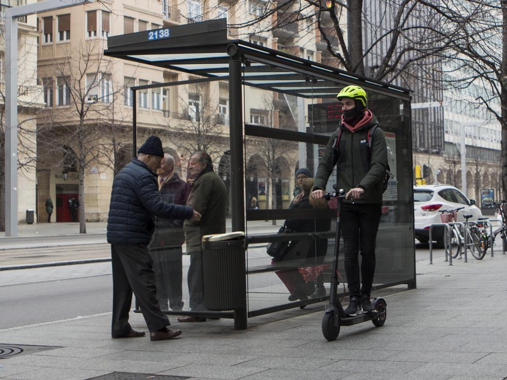 Un usuario de patinete eléctrico, sobre la acera del paseo de la Independencia.