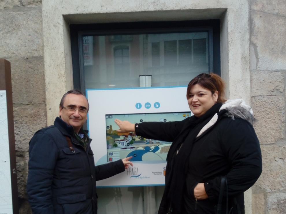 El alcalde de Fraga y la concejal de Turismo han presentado la nueva pantalla táctil.