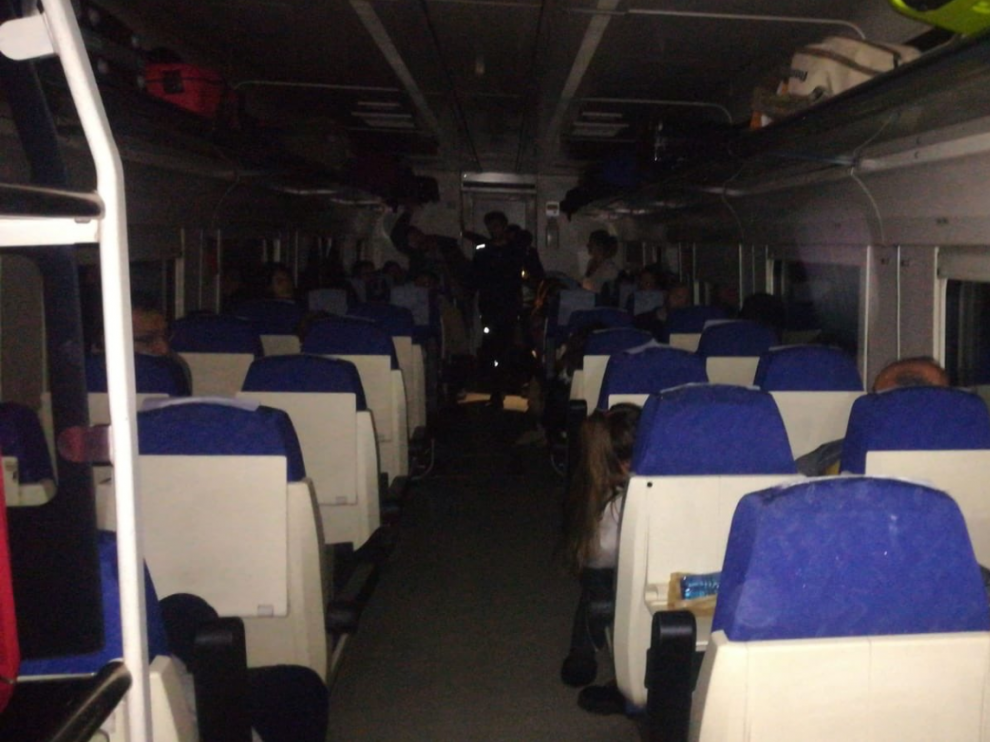 El tren se quedó parado en mitad de la noche, sin luz ni calefacción.