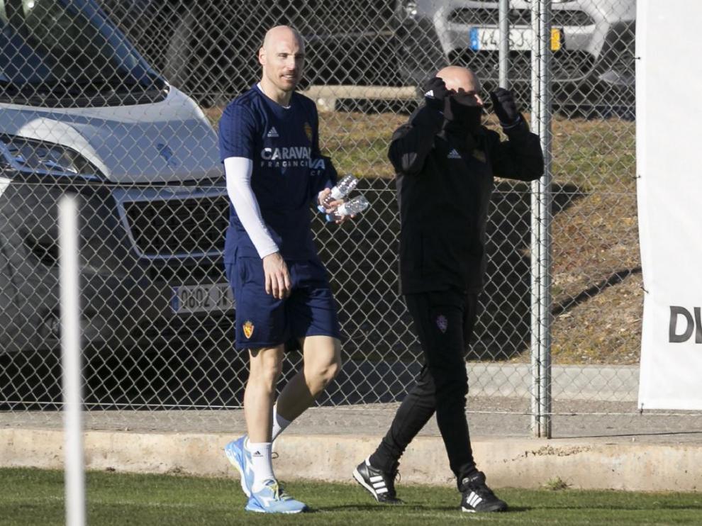 Toquero, este miércoles en la Ciudad Deportiva junto a Andrés Ubieto, camino del gimnasio.
