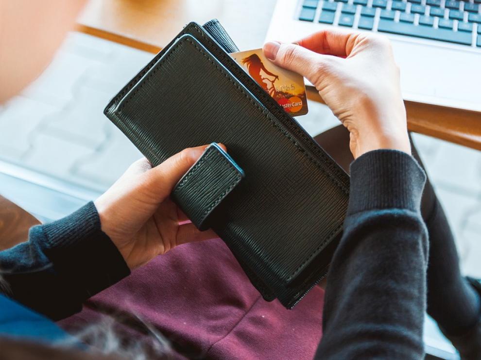 Con ella realizaron varias compras a través de internet por un valor de casi 800 euros.