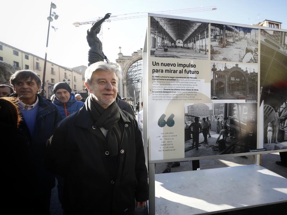 El alcalde ha hecho estas declaraciones en la inauguración de la exposición fotográfica del Mercado Central.