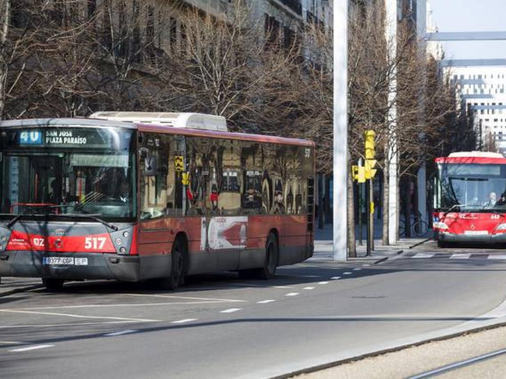 Autobuses circulando por el paseo de la Independencia.
