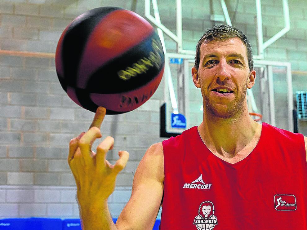 Fran Vázquez, pívot del Tecnyconta Zaragoza, en el pabellón Príncipe Felipe
