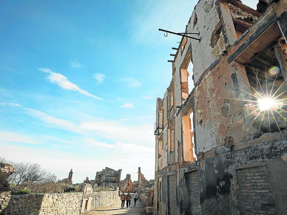En el paseo por el pueblo viejo de Belchite se conjuga la belleza de un paisaje magnético con la huella del horror bélico.